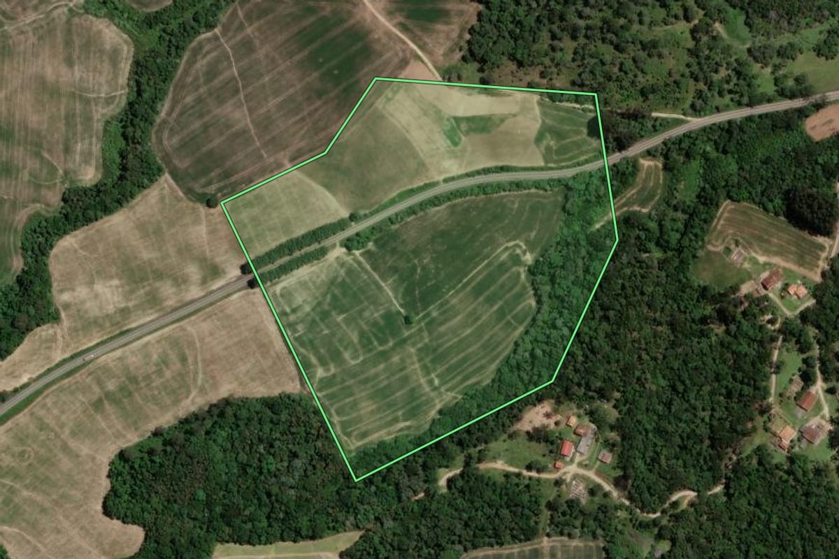 Imagem de satélite do imóvel rural em Irati (PR), com o contorno declarado no CAR desenhado por cima.