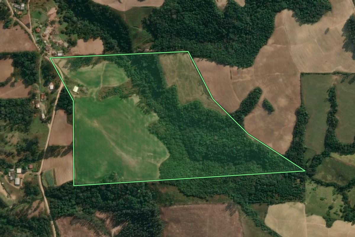 Imagem de satélite do imóvel rural em Irati (PR), com o contorno declarado no CAR desenhado por cima.