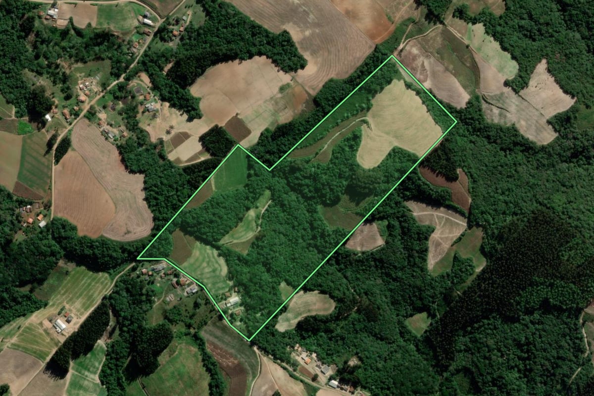 Imagem de satélite do imóvel rural em Irati (PR), com o contorno declarado no CAR desenhado por cima.