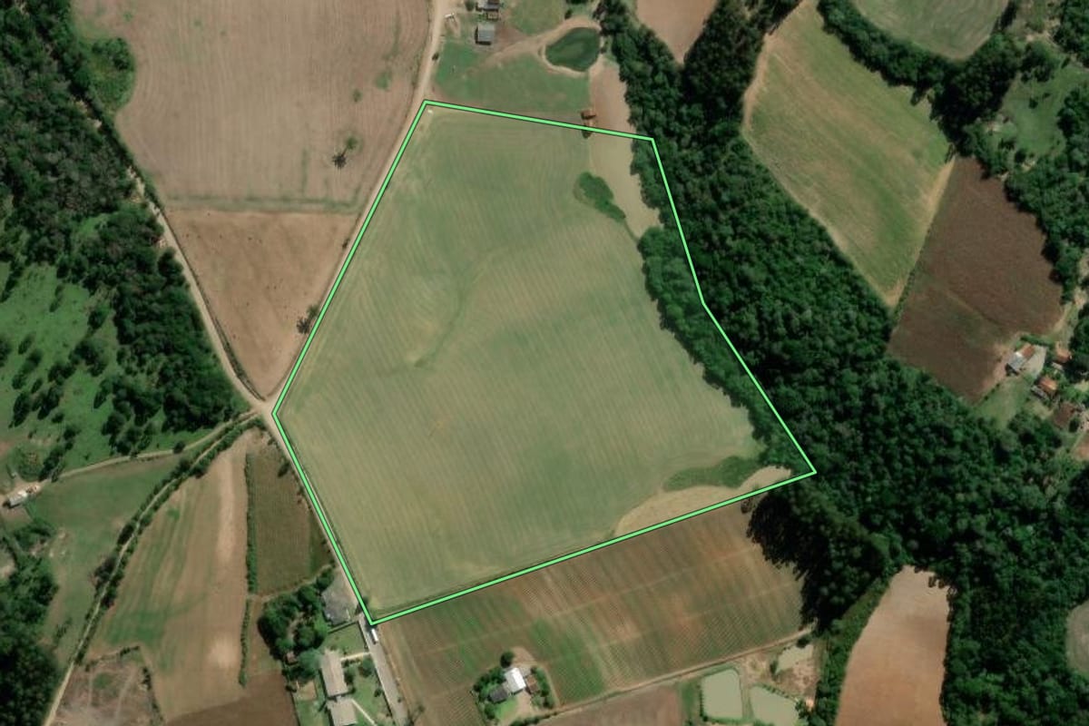 Imagem de satélite do imóvel rural em Irati (PR), com o contorno declarado no CAR desenhado por cima.