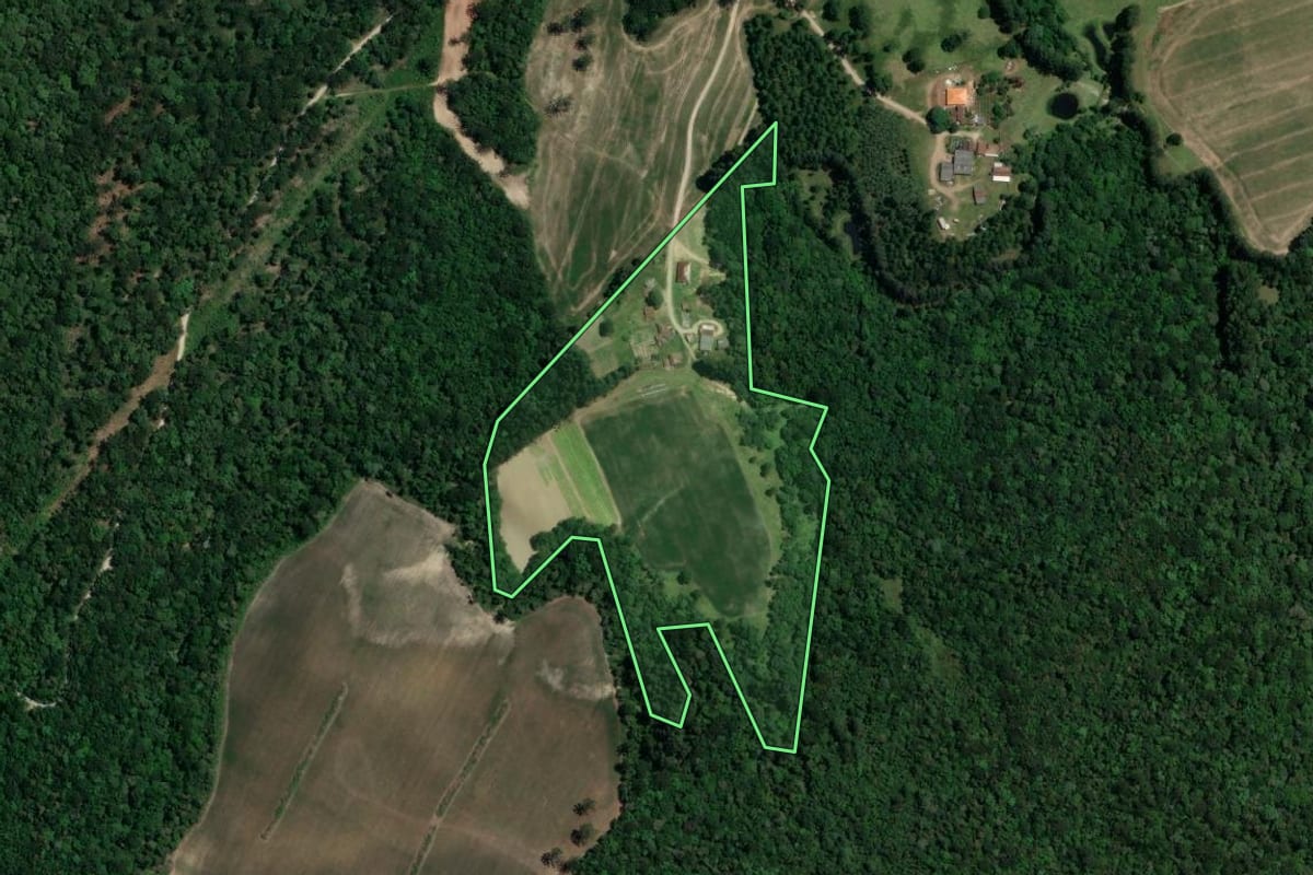 Imagem de satélite do imóvel rural em Irati (PR), com o contorno declarado no CAR desenhado por cima.