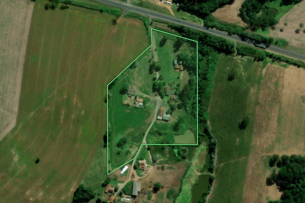 Imagem de satélite do imóvel rural em Irati (PR), com o contorno declarado no CAR desenhado por cima.