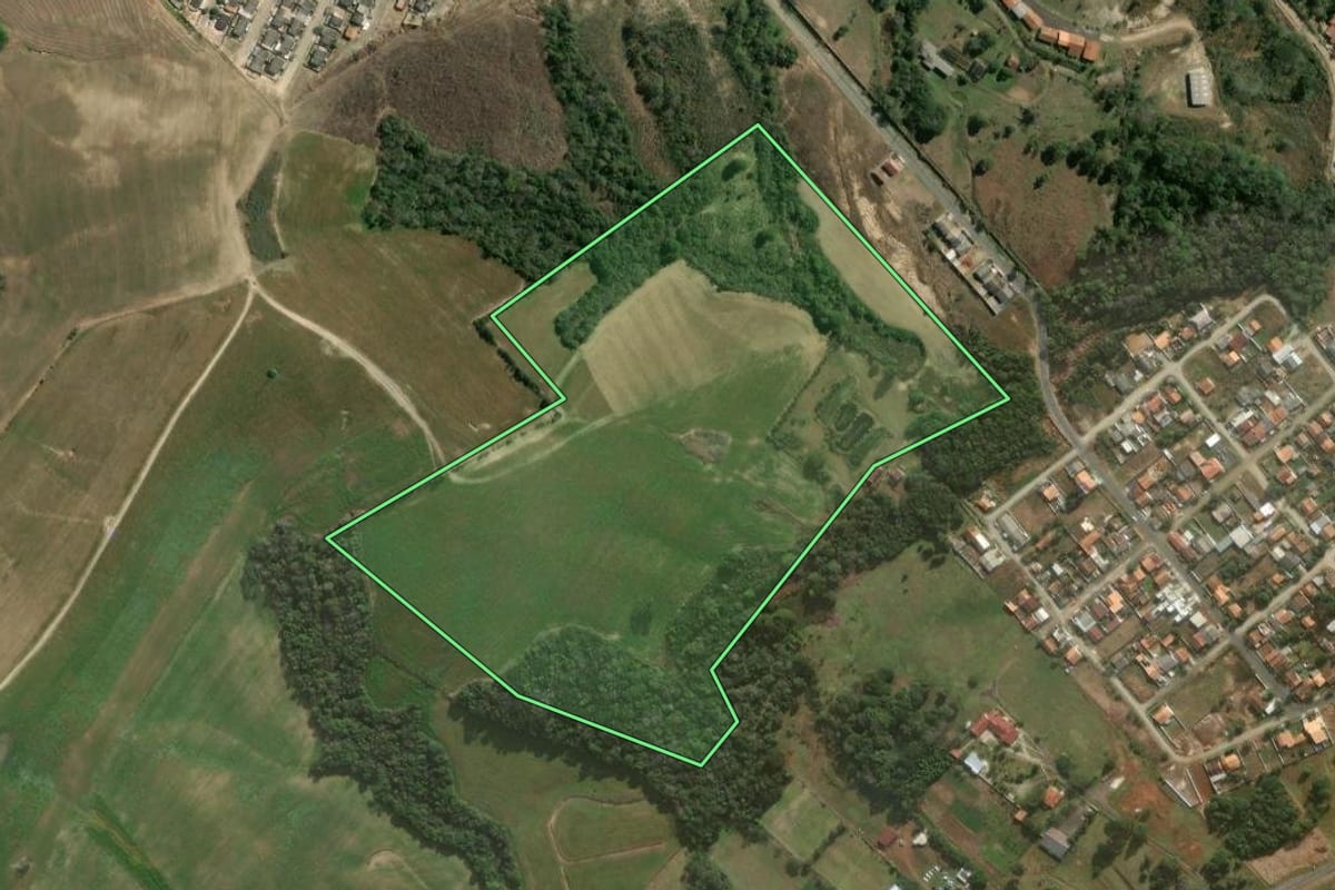 Imagem de satélite do imóvel rural em Irati (PR), com o contorno declarado no CAR desenhado por cima.