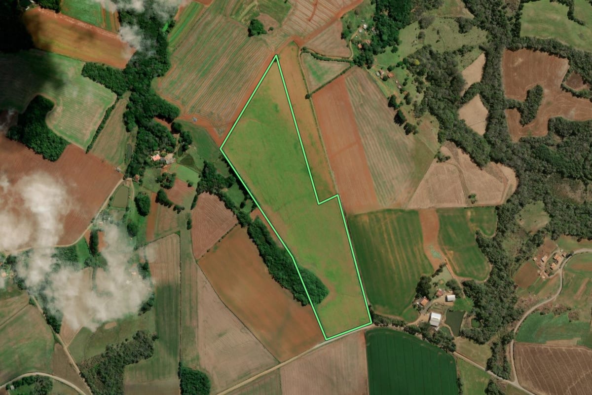 Imagem de satélite do imóvel rural em Irati (PR), com o contorno declarado no CAR desenhado por cima.