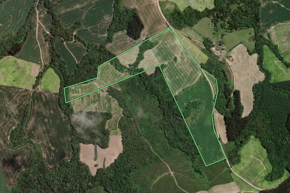 Imagem de satélite do imóvel rural em Irati (PR), com o contorno declarado no CAR desenhado por cima.
