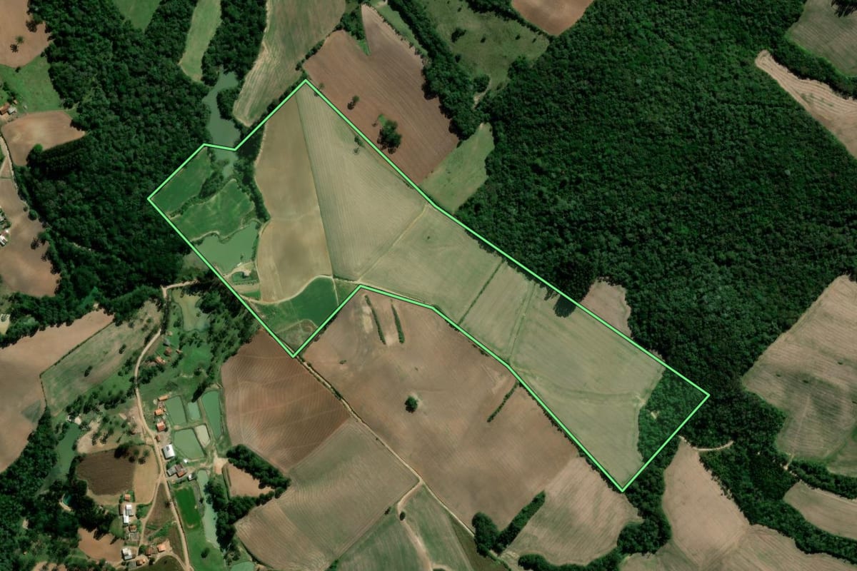 Imagem de satélite do imóvel rural em Irati (PR), com o contorno declarado no CAR desenhado por cima.