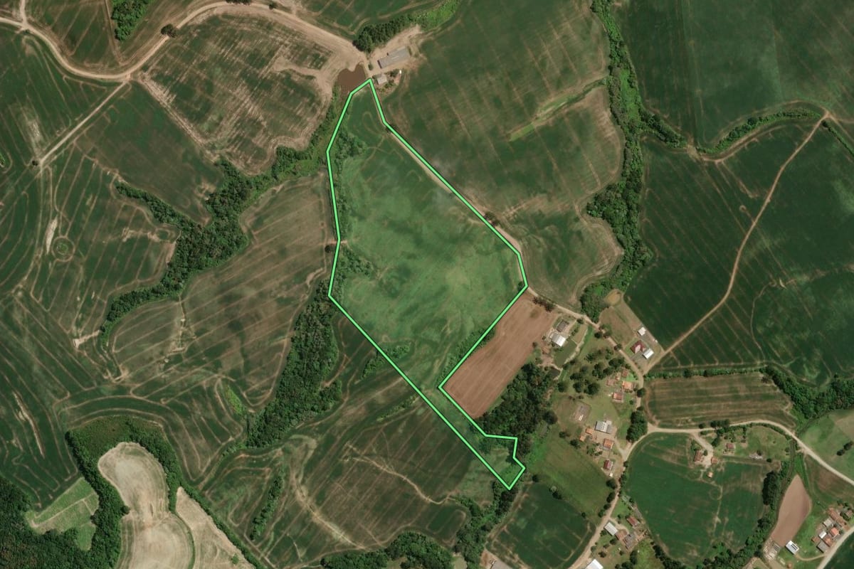 Imagem de satélite do imóvel rural em Irati (PR), com o contorno declarado no CAR desenhado por cima.
