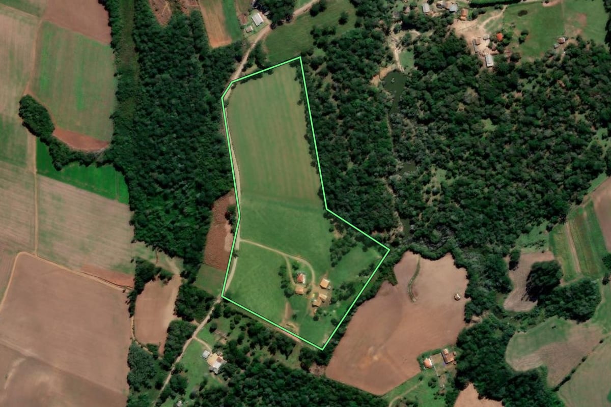 Imagem de satélite do imóvel rural em Irati (PR), com o contorno declarado no CAR desenhado por cima.
