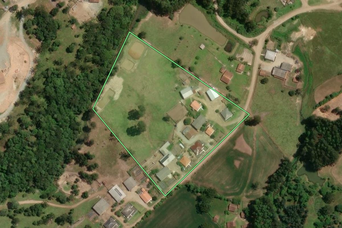 Imagem de satélite do imóvel rural em Irati (PR), com o contorno declarado no CAR desenhado por cima.