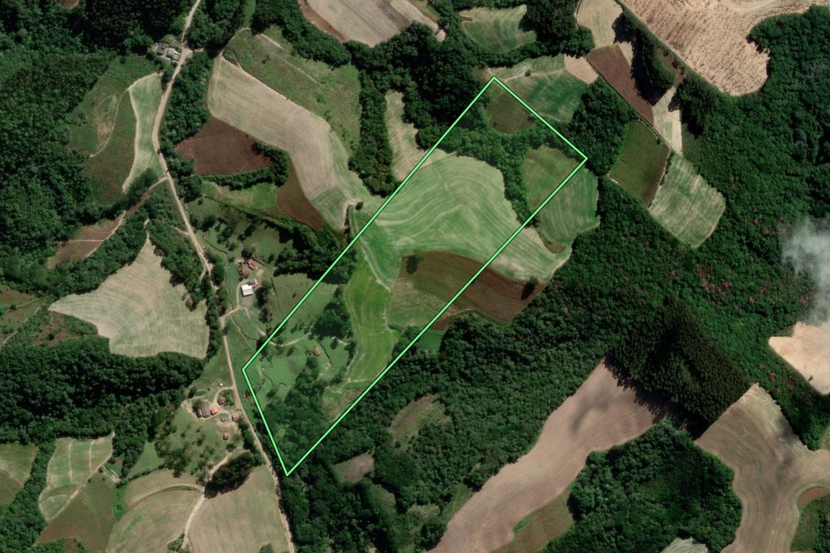 Imagem de satélite do imóvel rural em Irati (PR), com o contorno declarado no CAR desenhado por cima.