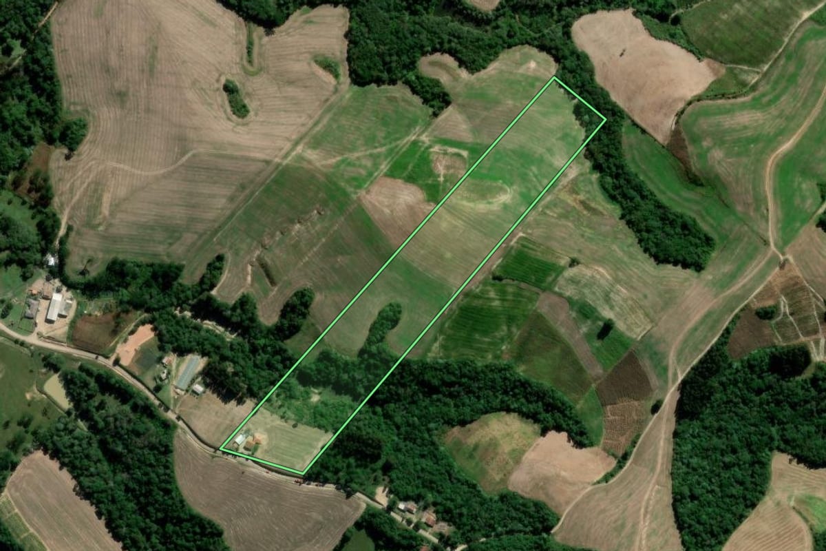 Imagem de satélite do imóvel rural em Irati (PR), com o contorno declarado no CAR desenhado por cima.