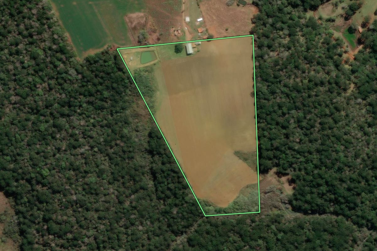 Imagem de satélite do imóvel rural em Irati (PR), com o contorno declarado no CAR desenhado por cima.