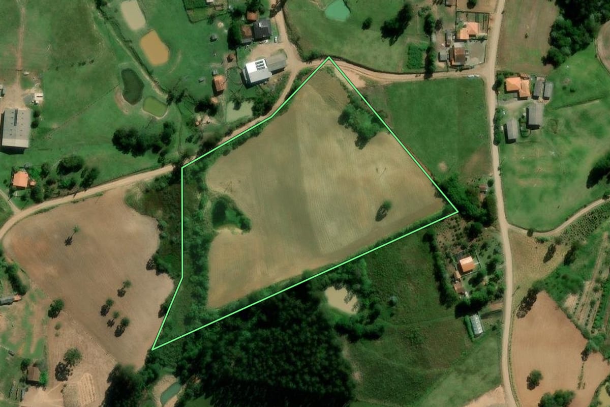Imagem de satélite do imóvel rural em Irati (PR), com o contorno declarado no CAR desenhado por cima.