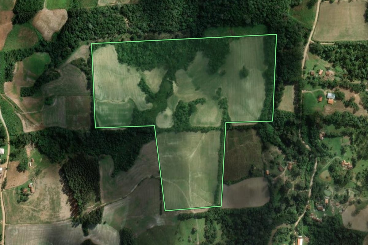 Imagem de satélite do imóvel rural em Irati (PR), com o contorno declarado no CAR desenhado por cima.