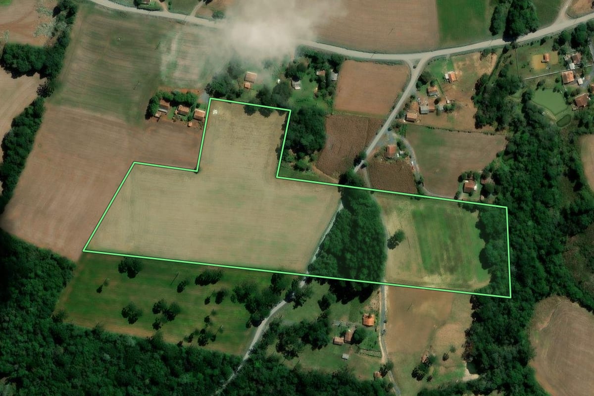 Imagem de satélite do imóvel rural em Irati (PR), com o contorno declarado no CAR desenhado por cima.