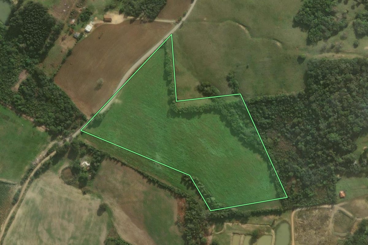 Imagem de satélite do imóvel rural em Irati (PR), com o contorno declarado no CAR desenhado por cima.