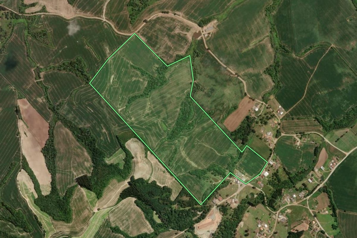 Imagem de satélite do imóvel rural em Irati (PR), com o contorno declarado no CAR desenhado por cima.