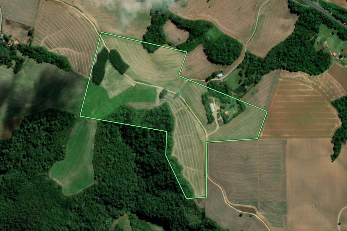 Imagem de satélite do imóvel rural em Irati (PR), com o contorno declarado no CAR desenhado por cima.