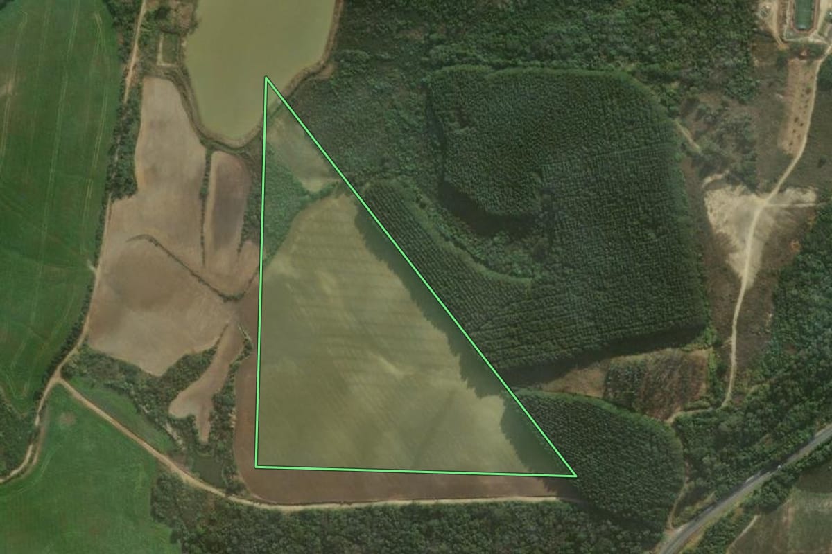Imagem de satélite do imóvel rural em Irati (PR), com o contorno declarado no CAR desenhado por cima.