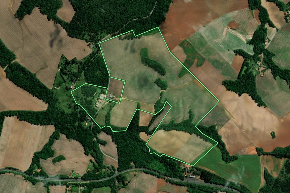 Imagem de satélite do imóvel rural em Irati (PR), com o contorno declarado no CAR desenhado por cima.