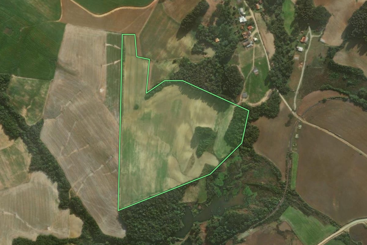 Imagem de satélite do imóvel rural em Irati (PR), com o contorno declarado no CAR desenhado por cima.
