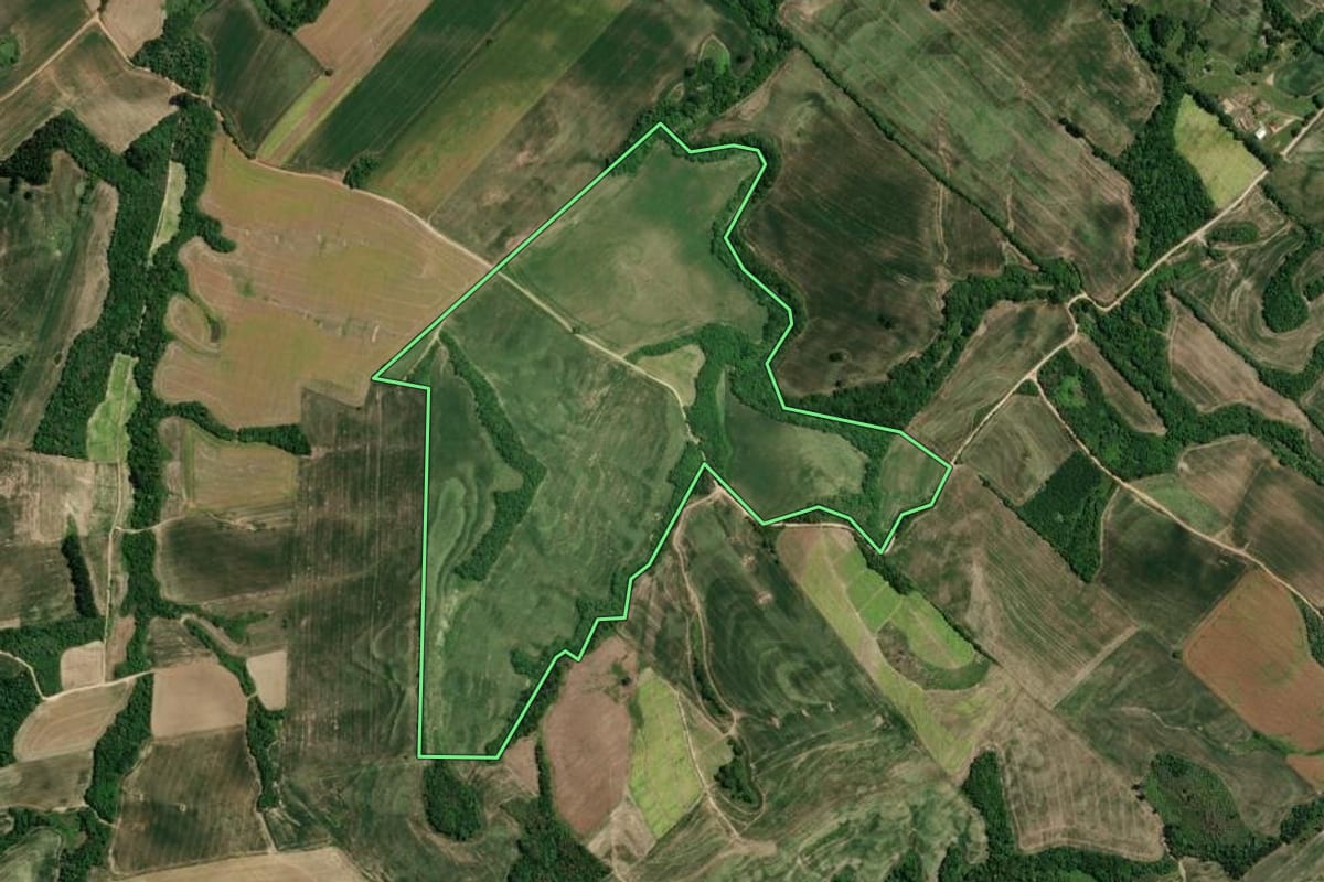 Imagem de satélite do imóvel rural em Irati (PR), com o contorno declarado no CAR desenhado por cima.
