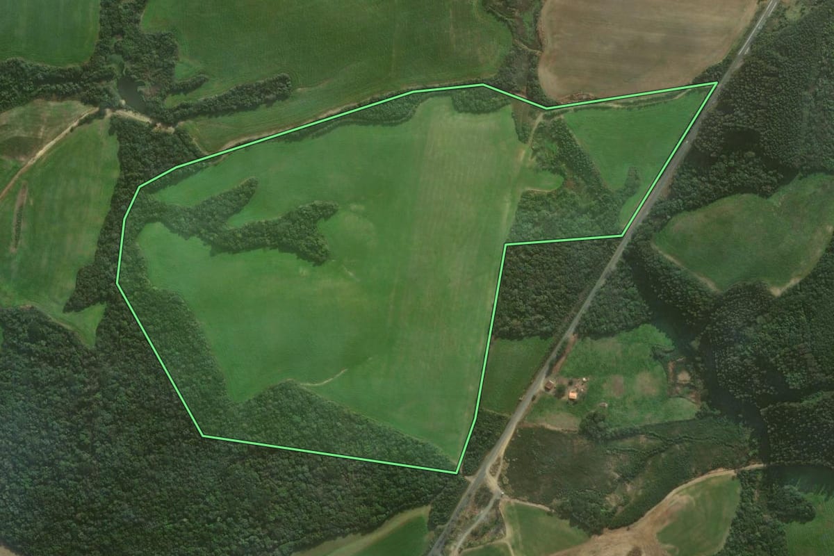Imagem de satélite do imóvel rural em Irati (PR), com o contorno declarado no CAR desenhado por cima.