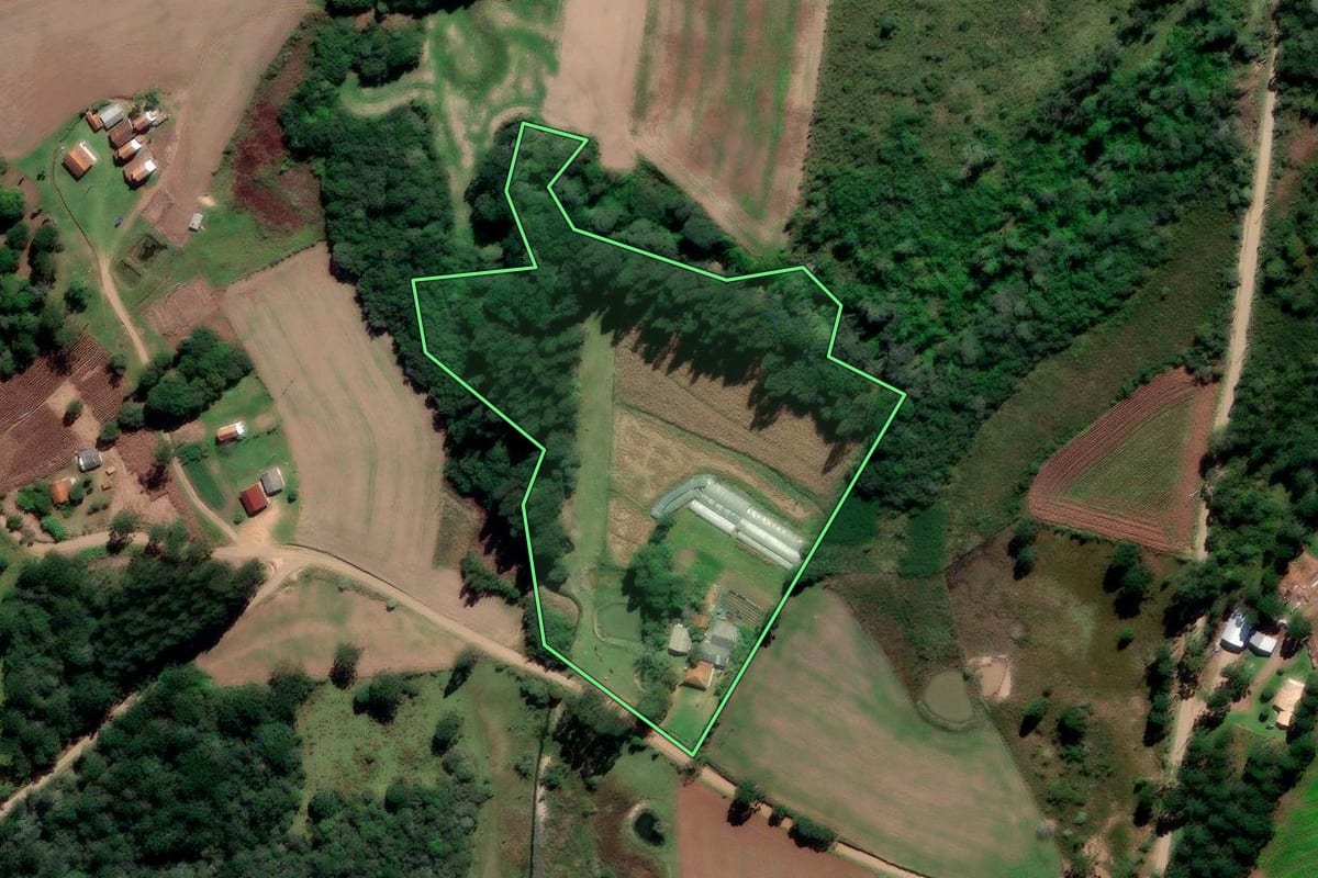 Imagem de satélite do imóvel rural em Irati (PR), com o contorno declarado no CAR desenhado por cima.