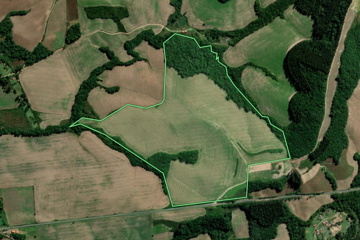 Imagem de satélite do imóvel rural em Irati (PR), com o contorno declarado no CAR desenhado por cima.