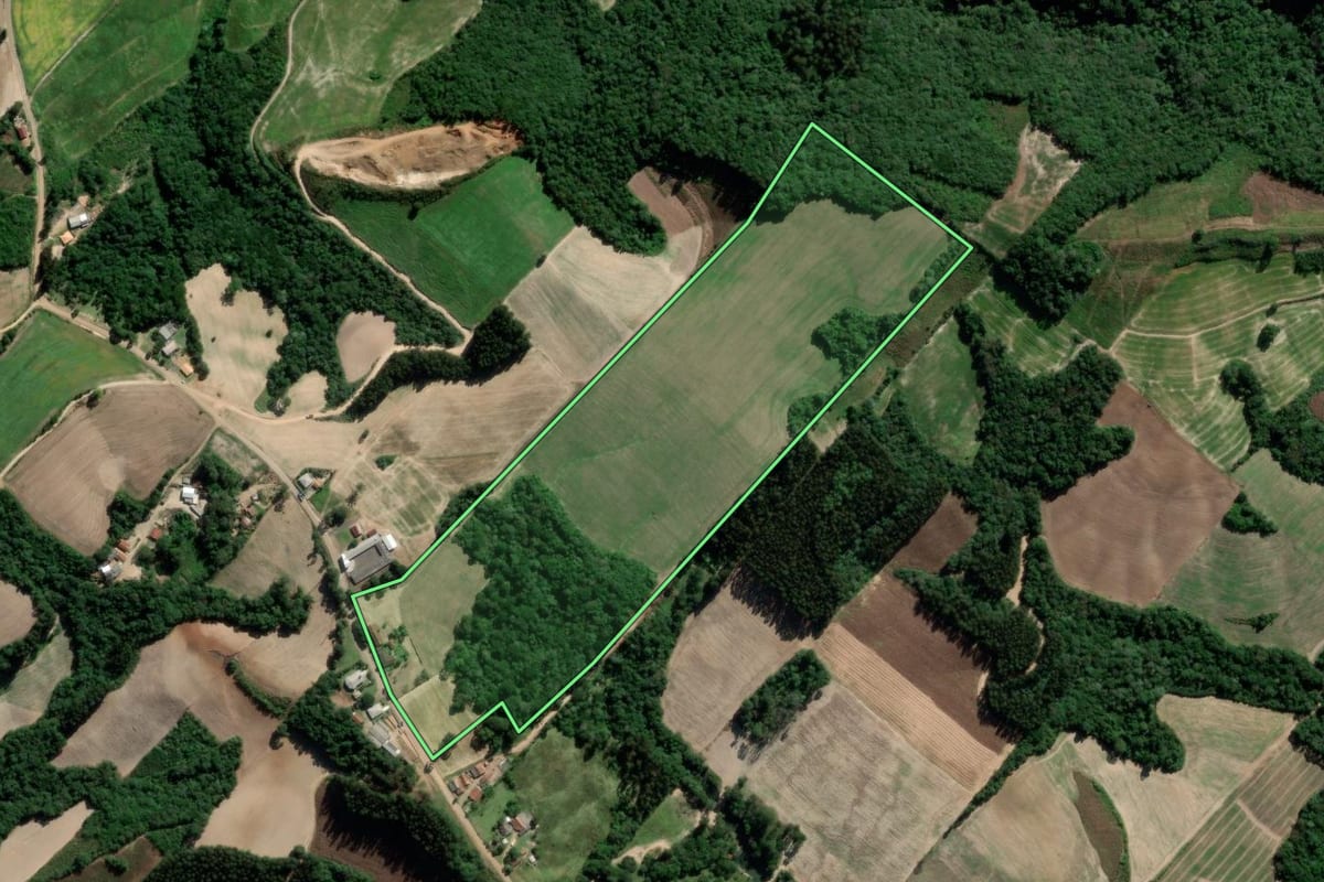 Imagem de satélite do imóvel rural em Irati (PR), com o contorno declarado no CAR desenhado por cima.