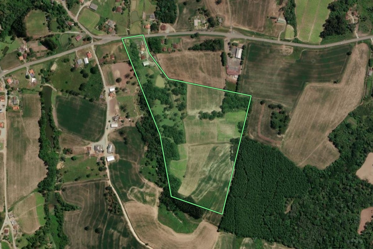 Imagem de satélite do imóvel rural em Irati (PR), com o contorno declarado no CAR desenhado por cima.