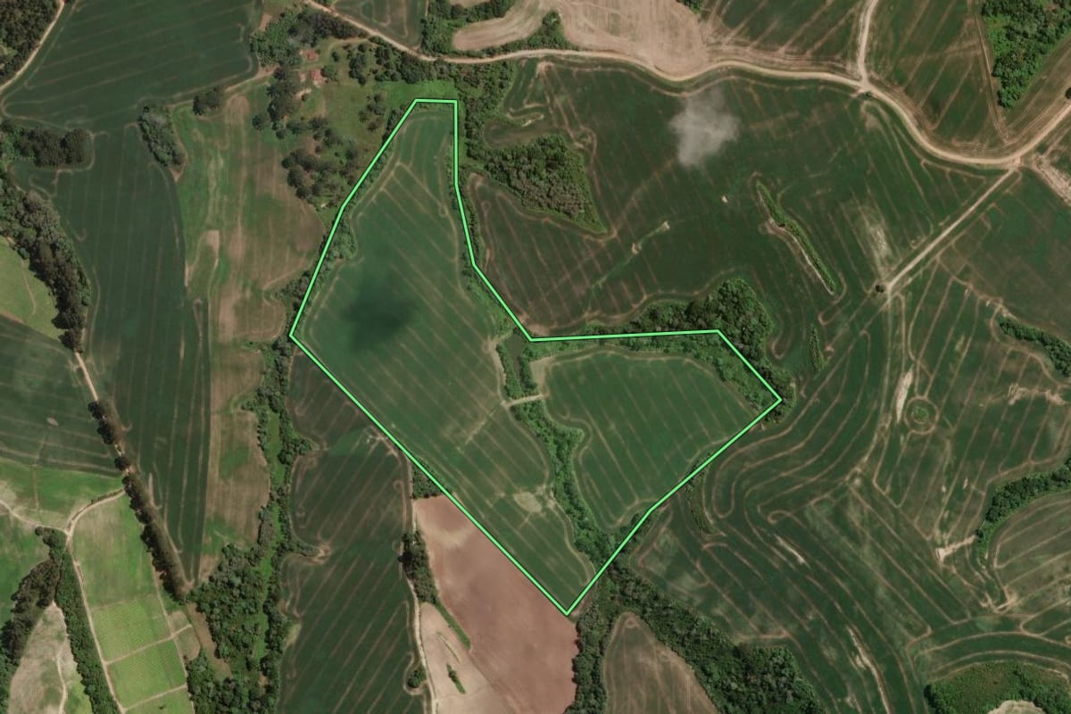 Imagem de satélite do imóvel rural em Irati (PR), com o contorno declarado no CAR desenhado por cima.