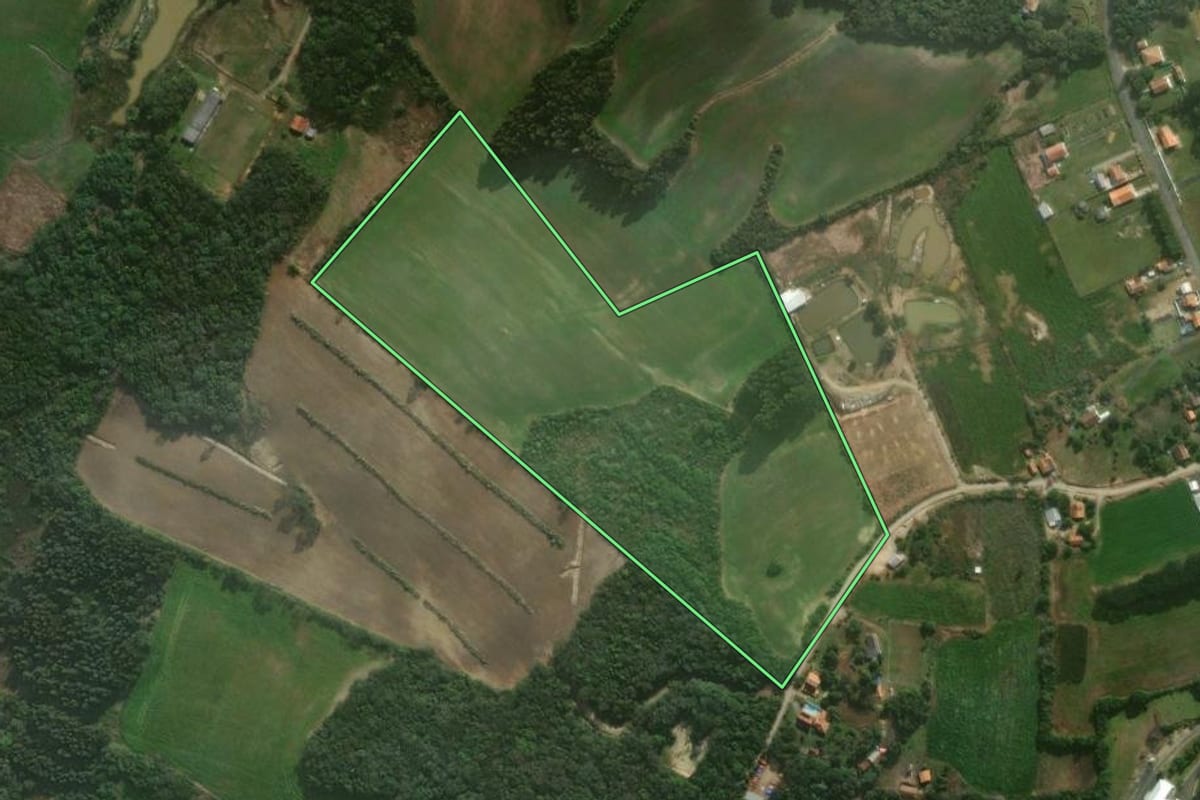 Imagem de satélite do imóvel rural em Irati (PR), com o contorno declarado no CAR desenhado por cima.