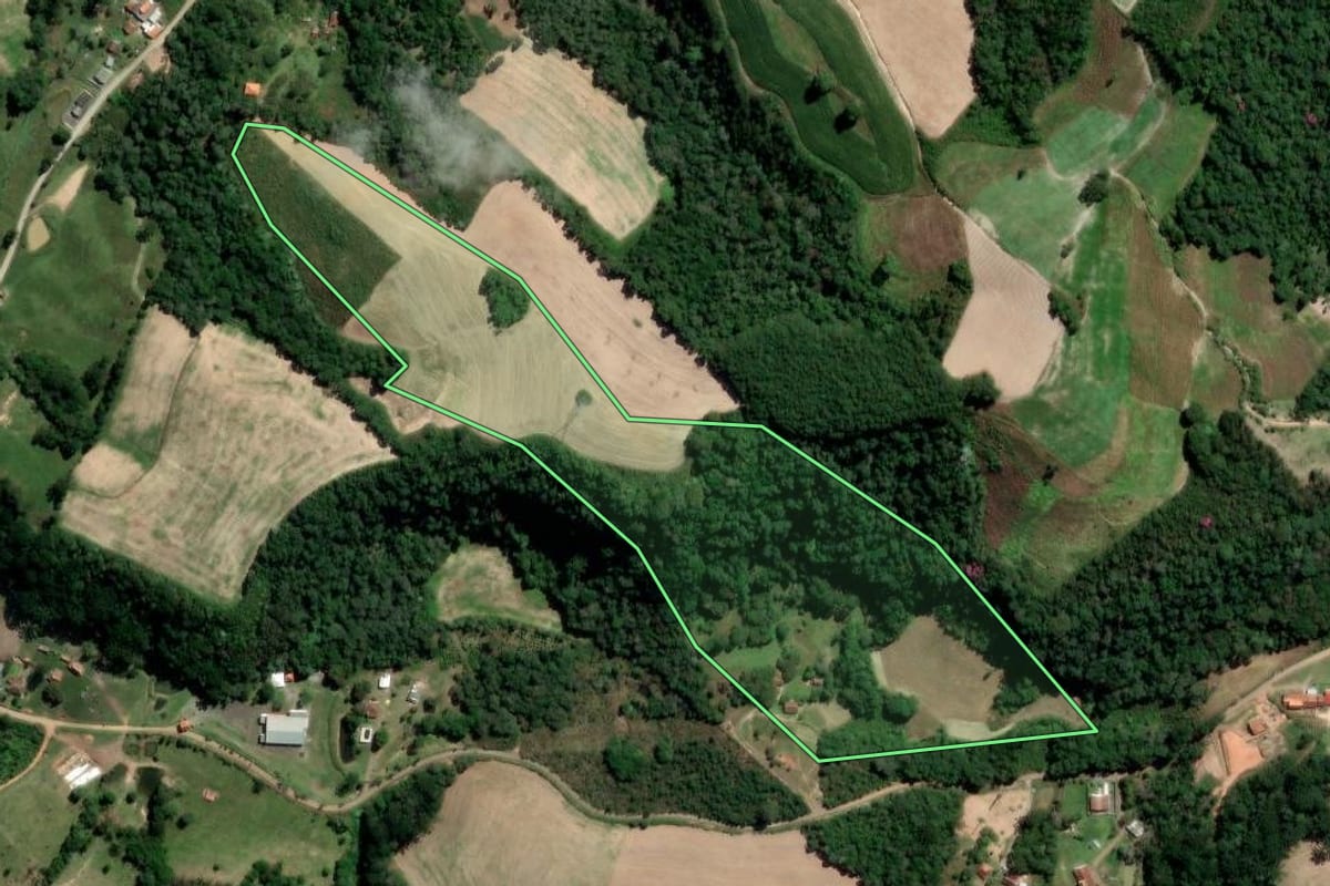 Imagem de satélite do imóvel rural em Irati (PR), com o contorno declarado no CAR desenhado por cima.