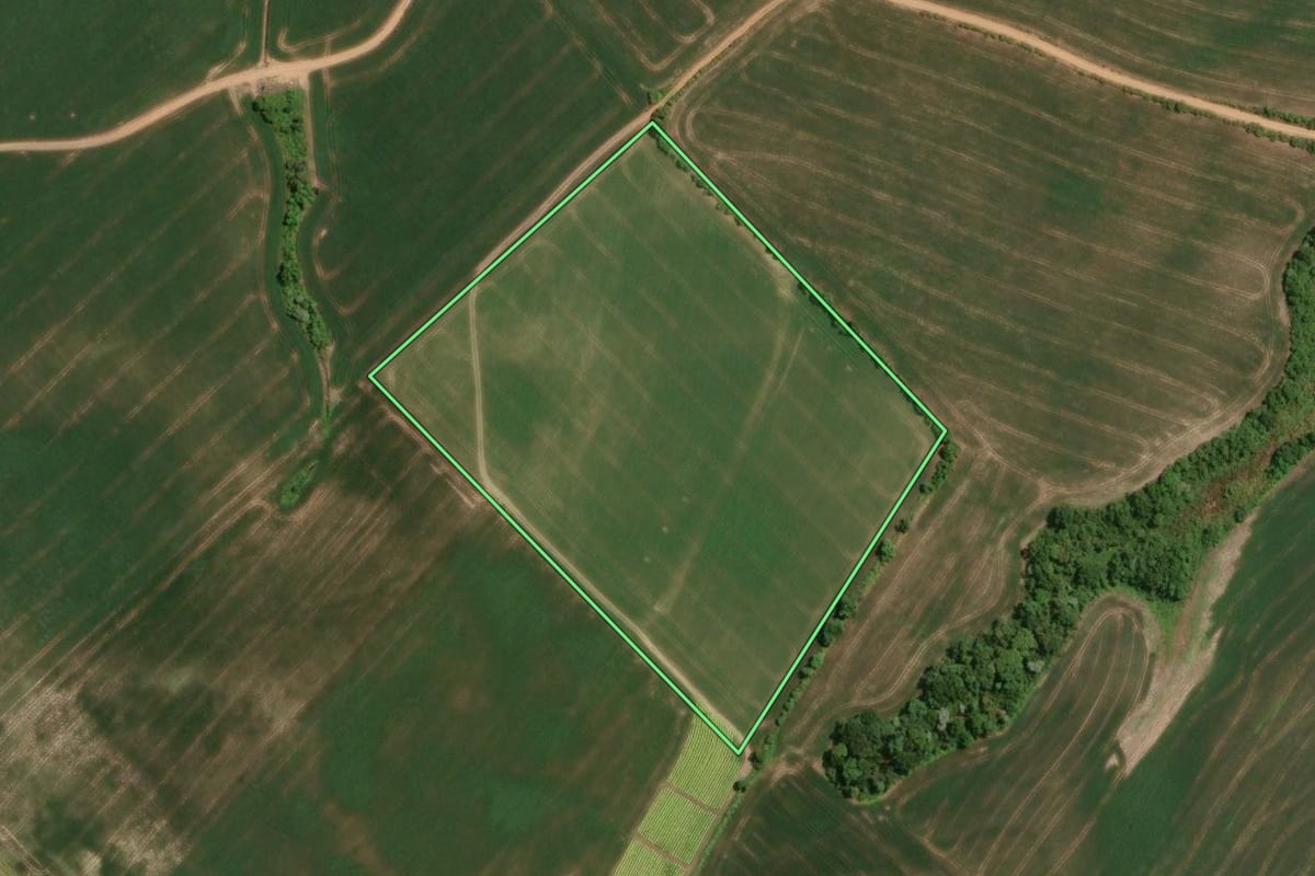 Imagem de satélite do imóvel rural em Irati (PR), com o contorno declarado no CAR desenhado por cima.