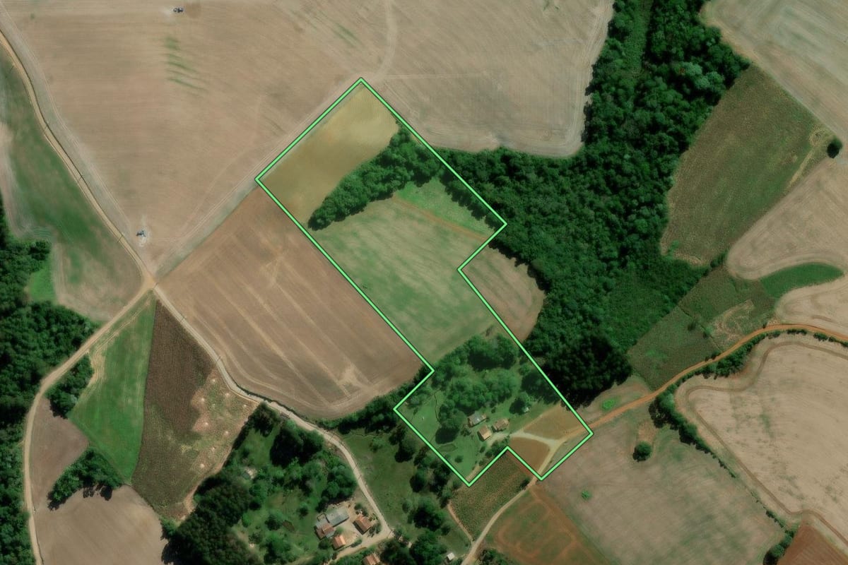 Imagem de satélite do imóvel rural em Irati (PR), com o contorno declarado no CAR desenhado por cima.
