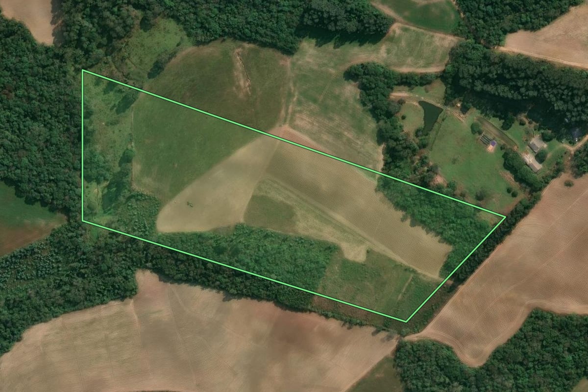 Imagem de satélite do imóvel rural em Irati (PR), com o contorno declarado no CAR desenhado por cima.