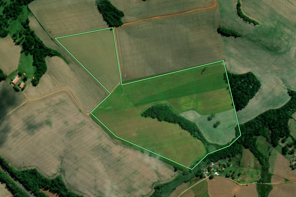 Imagem de satélite do imóvel rural em Irati (PR), com o contorno declarado no CAR desenhado por cima.