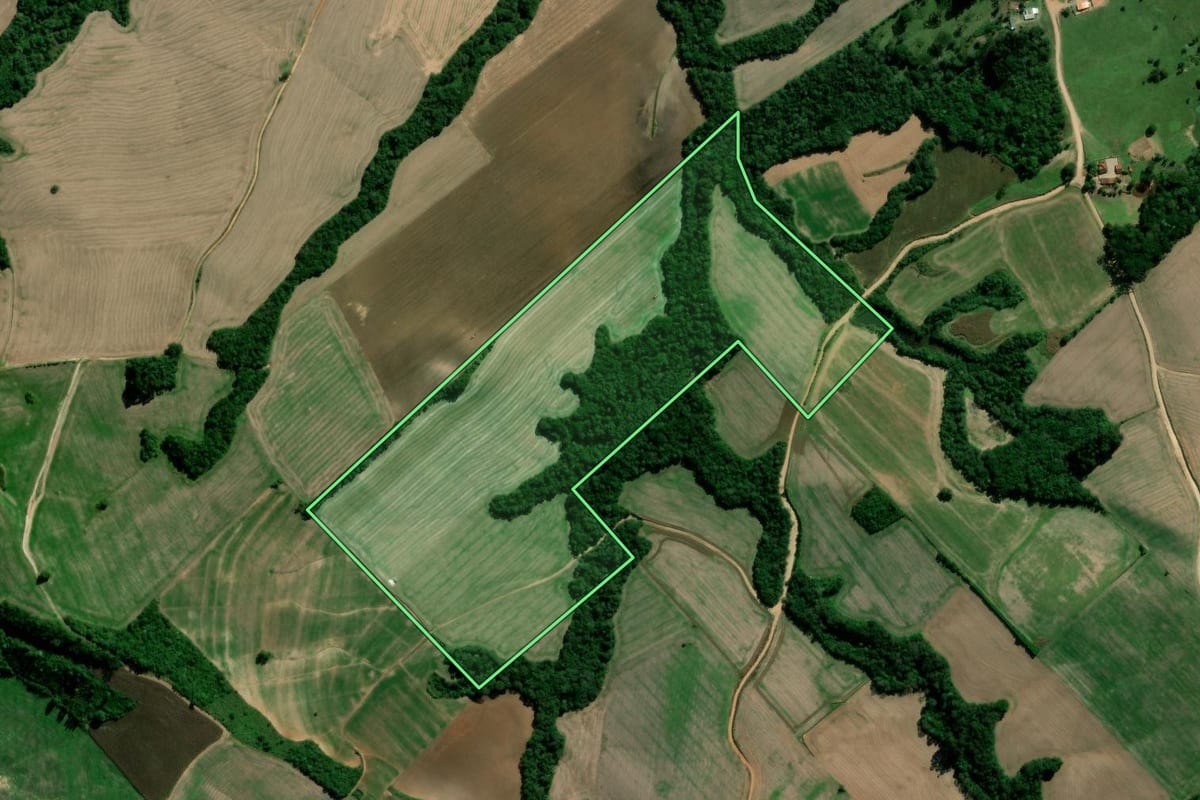 Imagem de satélite do imóvel rural em Irati (PR), com o contorno declarado no CAR desenhado por cima.