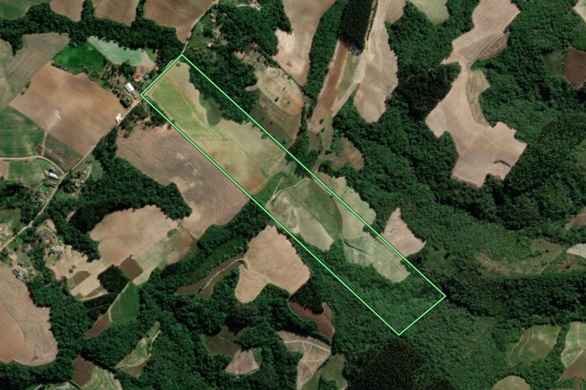 Imagem de satélite do imóvel rural em Irati (PR), com o contorno declarado no CAR desenhado por cima.