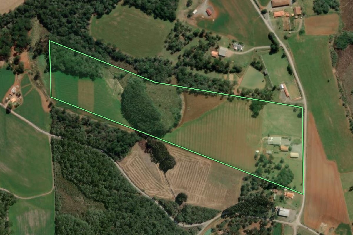 Imagem de satélite do imóvel rural em Irati (PR), com o contorno declarado no CAR desenhado por cima.