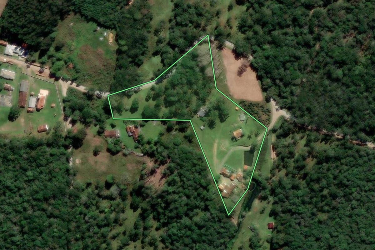 Imagem de satélite do imóvel rural em Irati (PR), com o contorno declarado no CAR desenhado por cima.