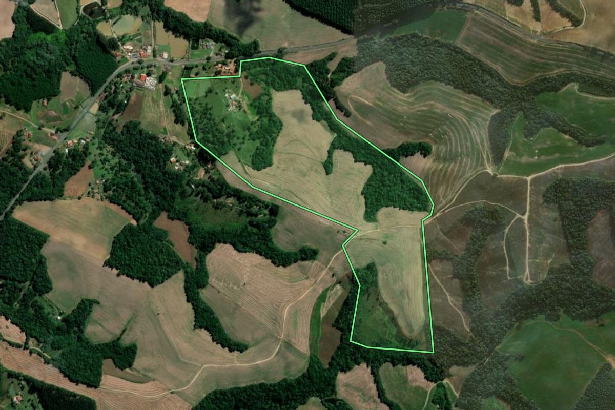 Imagem de satélite do imóvel rural em Irati (PR), com o contorno declarado no CAR desenhado por cima.