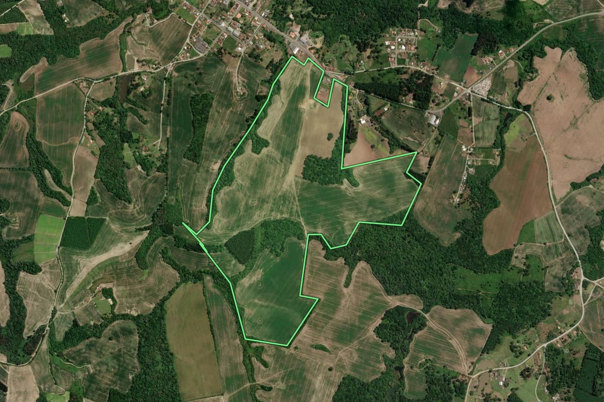 Imagem de satélite do imóvel rural em Irati (PR), com o contorno declarado no CAR desenhado por cima.