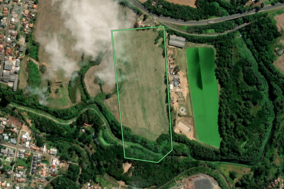 Imagem de satélite do imóvel rural em Irati (PR), com o contorno declarado no CAR desenhado por cima.