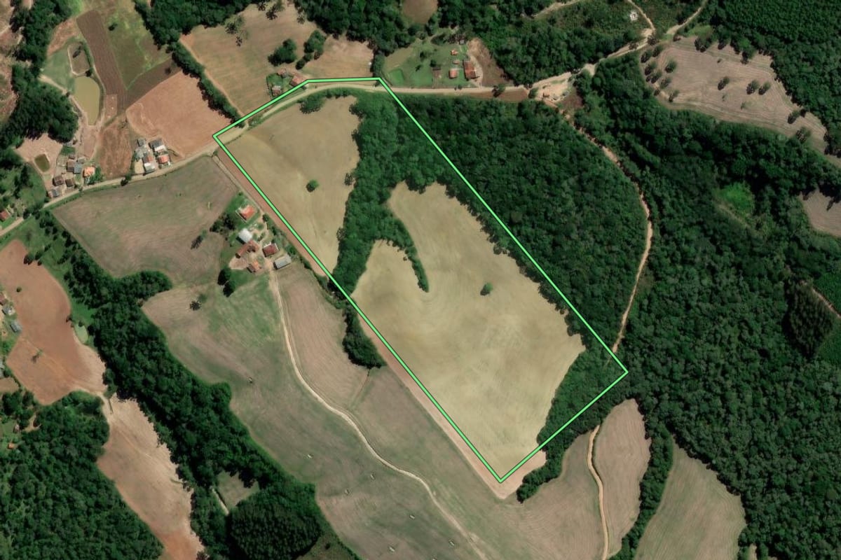 Imagem de satélite do imóvel rural em Irati (PR), com o contorno declarado no CAR desenhado por cima.