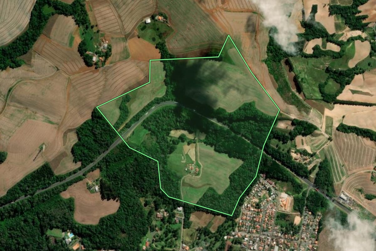Imagem de satélite do imóvel rural em Irati (PR), com o contorno declarado no CAR desenhado por cima.
