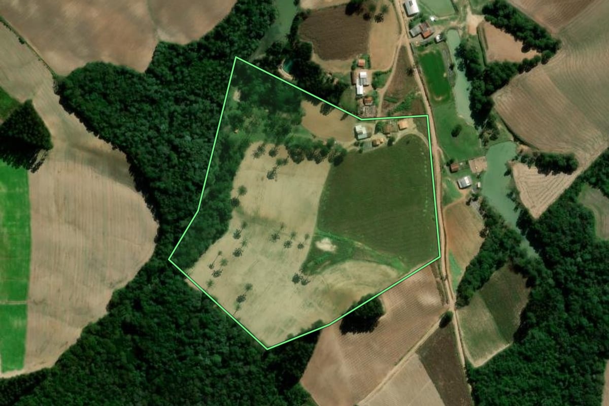Imagem de satélite do imóvel rural em Irati (PR), com o contorno declarado no CAR desenhado por cima.