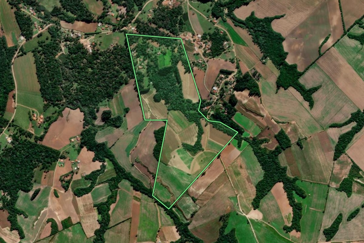 Imagem de satélite do imóvel rural em Irati (PR), com o contorno declarado no CAR desenhado por cima.