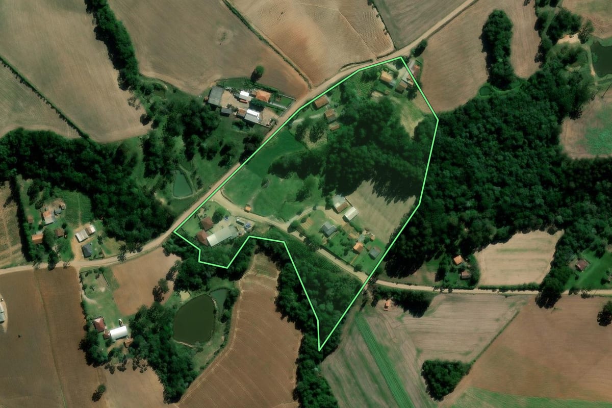 Imagem de satélite do imóvel rural em Irati (PR), com o contorno declarado no CAR desenhado por cima.